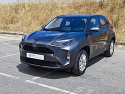 Cinza (pintura metalizada) Usado 2024 Toyota Yaris Comfort Sedan | € 26.750 (Preço elevado)