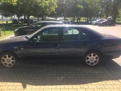 Azul Usado 1999 Mercedes E220 Sedan | € 3.250
