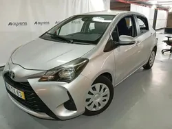 Cinza Usado 2017 Toyota Yaris Active Citadino | € 13.400 (Preço justo)