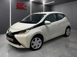 Branco Usado 2015 Toyota Aygo X-play Citadino | € 9.980 (Bom preço)