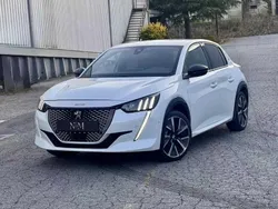 Branco Usado 2021 Peugeot e-208 GT Citadino | € 19.990 (Preço justo)
