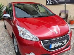 Vermelho Usado 2015 Peugeot 208 Citadino | € 11.750 (Caro)