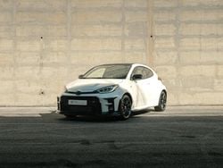 Branco (pintura metalizada especial) Usado 2021 Toyota Yaris | € 43.900