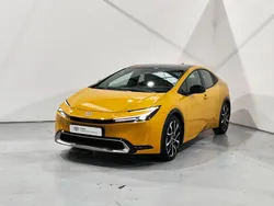 Amarelo (pintura metalizada) Usado 2024 Toyota Prius Luxury Citadino | € 42.000