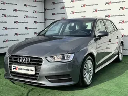 Cinzento Usado 2015 Audi A3 Sportback Attraction Citadino | € 14.990 (Preço justo)
