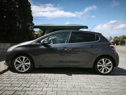 Usado 2012 Peugeot 208 Allure Citadino | € 8.000 (Preço justo)