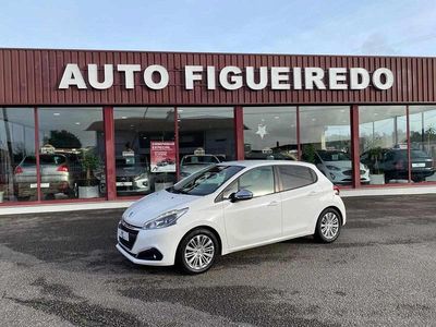 Branco Usado 2018 Peugeot 208 Citadino | € 10.750 (Preço justo)