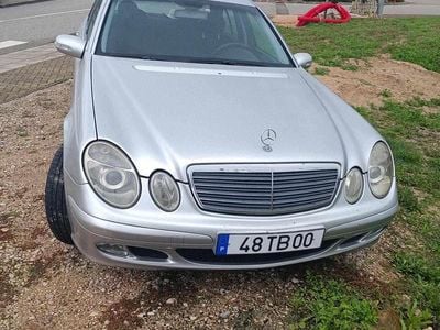 Usado Mercedes E220 150 HP (110 kW) 2002 Cinzento Sedan