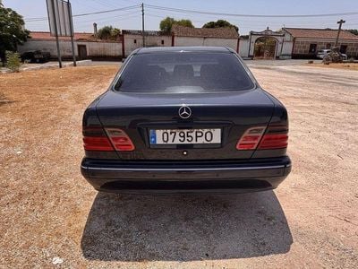 Usado 2000 Mercedes E320 Sedan | € 5.500