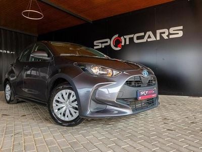Usado Toyota Yaris Hybrid Comfort 115 HP (84 kW) 2022 Cinza