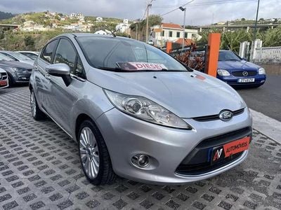 Cinzento Usado 2010 Ford Fiesta Titanium Citadino | € 5.950 (Preço justo)