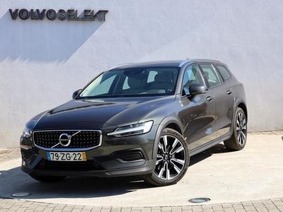 Usado Volvo V60 CC Momentum 190 HP (139 kW) 2019 Cinzento brilhante Carrinha