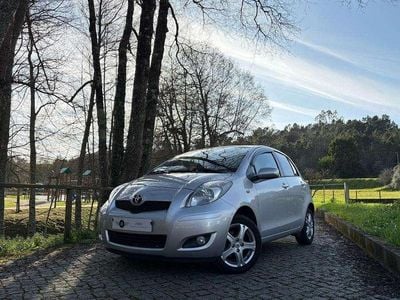 Usado Toyota Yaris 69 HP (50 kW) 2010 Cinzento Citadino
