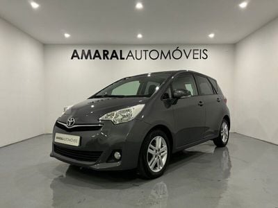 Cinza Usado 2011 Toyota Verso-S Monovolume | € 9.800