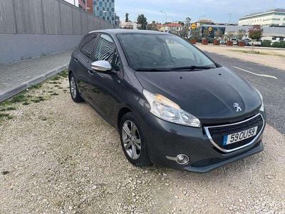 Cinzento Usado 2014 Peugeot 208 Citadino | € 9.600 (Preço elevado)