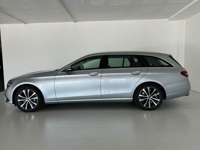 Usado Mercedes E300 Avantgarde 306 HP (225 kW) 2023 Selenita cinza metálico