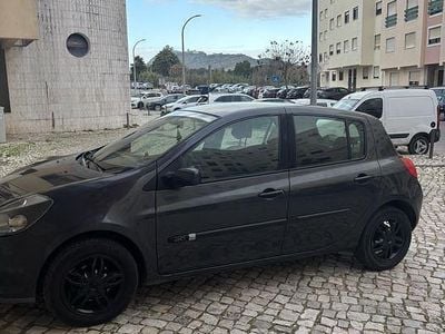 Usado 2006 Renault Clio III Sedan | € 3.400