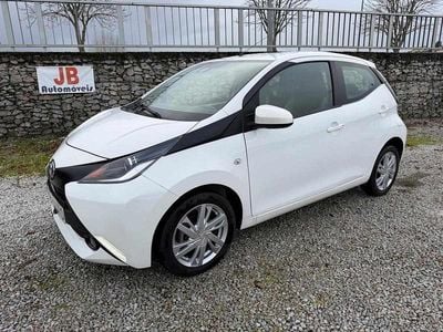 Usado Toyota Aygo X-play 69 HP (50 kW) 2017 Branco Citadino