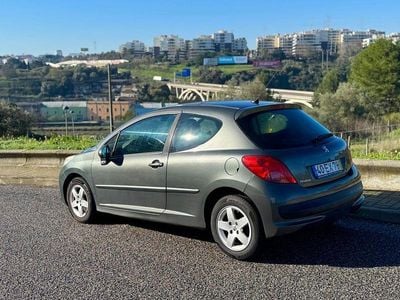 Usado Peugeot 207 70 HP (51 kW) 2007 Cinzento