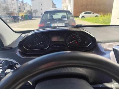Cinzento Usado 2014 Peugeot 2008 SUV | € 7.500 (Bom preço)