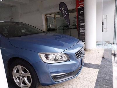 Usado Volvo V60 115 HP (84 kW) 2014 Azul Carrinha