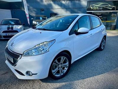 Branco Usado 2014 Peugeot 208 Allure Citadino | € 11.990 (Caro)
