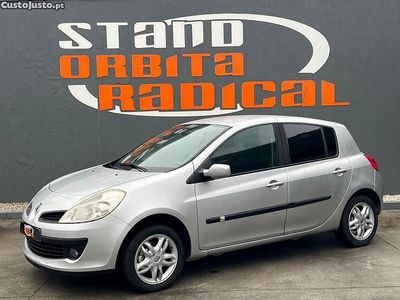 Usado Renault Clio II 75 HP (55 kW) 2008 Cinza Citadino