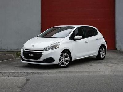 Branco Usado 2015 Peugeot 208 Active Citadino | € 9.500 (Preço justo)