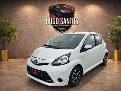 Usado Toyota Aygo 68 HP (50 kW) 2012 Branco Citadino