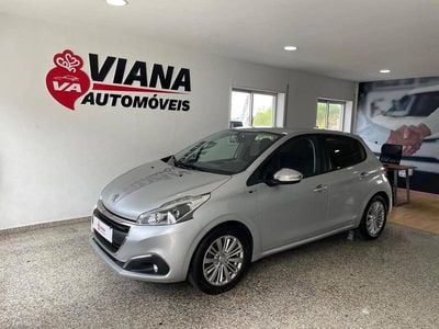 Cinza Usado 2017 Peugeot 208 Style Citadino | € 11.990 (Preço justo)