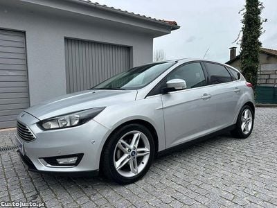 Cinza Usado 2015 Ford Focus Titanium Citadino | € 11.750 (Preço justo)