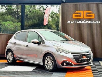 Usado Peugeot 208 Signature Sky 102 HP (75 kW) 2019 Cinzento Citadino