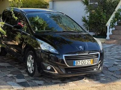 Usado Peugeot 5008 115 HP (84 kW) 2014 Preto Carrinha
