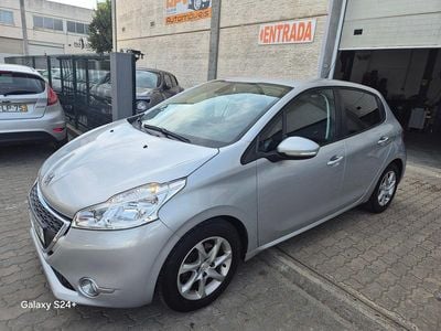 Cinza Usado 2014 Peugeot 208 Active Citadino | € 7.600 (Bom preço)
