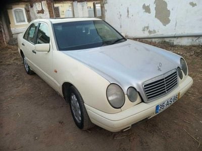 Usado 1998 Mercedes E220 Sedan | € 1.350 (Super Preço)