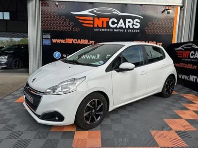 Branco Usado 2017 Peugeot 208 Premium Citadino | € 11.750 (Preço justo)