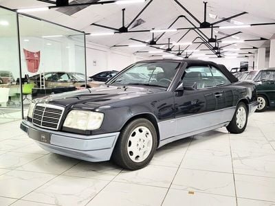 Usado Mercedes E220 150 HP (110 kW) 1995 Preto Cabrios