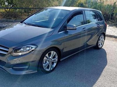 Usado Mercedes B180 Urban 110 HP (80 kW) 2016 Cinza Monovolume