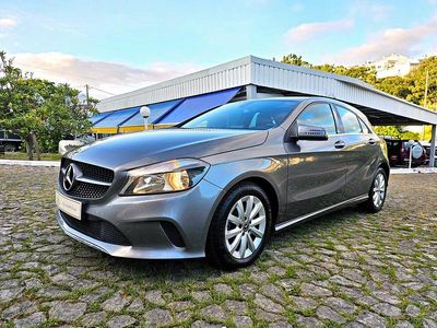 Cinza Usado 2017 Mercedes A180 Style | € 19.990 (Preço elevado)