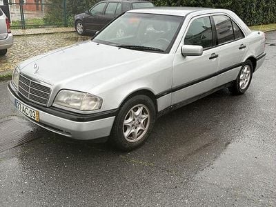 Usado Mercedes 220 95 HP (69 kW) 1996 Sedan