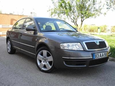 Usado Skoda Superb 131 HP (96 kW) 2005 Cinzento Sedan