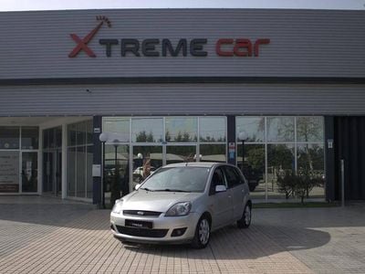 Usado Ford Fiesta 75 HP (55 kW) 2006 Cinzento Citadino