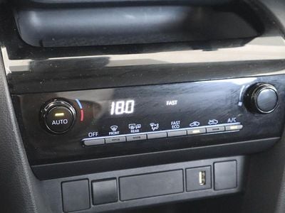 Branco (sólida) Usado 2024 Toyota Yaris Comfort | € 25.750 (Preço justo)