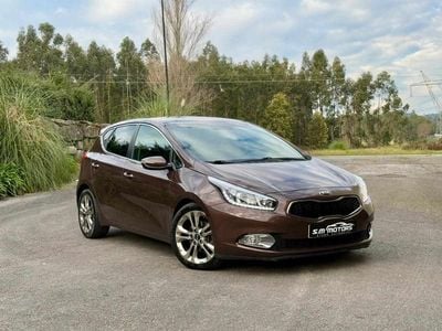 Usado Kia Ceed 128 HP (94 kW) 2012 Castanho Citadino