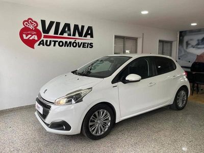 Branco Usado 2018 Peugeot 208 Signature Sky Citadino | € 10.990 (Preço justo)