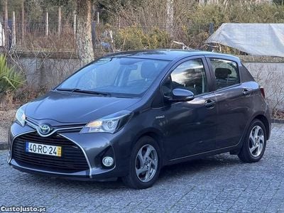 Usado Toyota Yaris Hybrid 100 HP (73 kW) 2016 Cinza