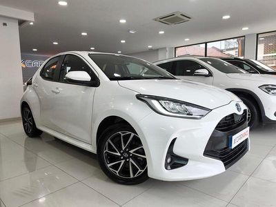 Usado Toyota Yaris Hybrid Comfort 115 HP (84 kW) 2022 Branco