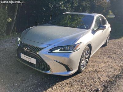 Usado Lexus ES300H 178 HP (130 kW) 2022 Cinza Sedan