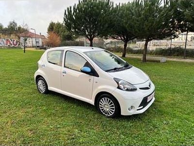 Usado Toyota Aygo 69 HP (50 kW) 2014 Branco Citadino