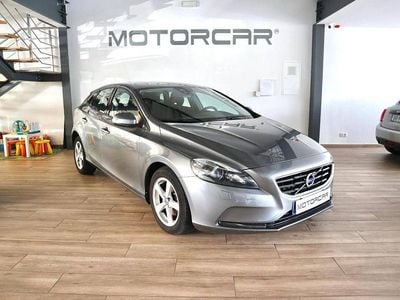 Cinzento Usado 2015 Volvo V40 Momentum | € 12.950 (Preço justo)